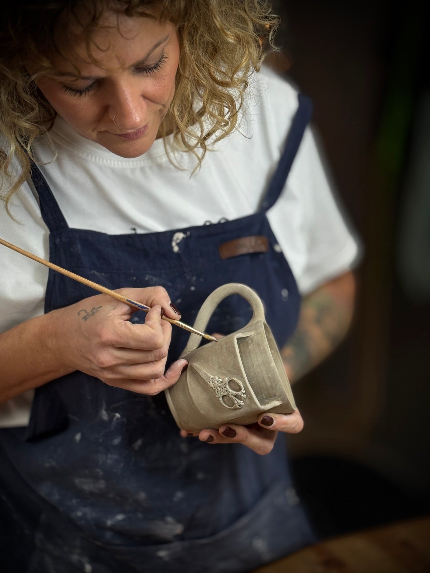 Peggy au travail dans son atelier
